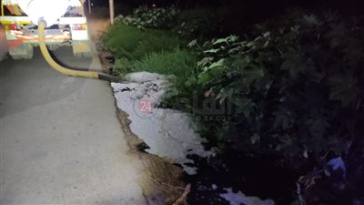 سيارات تفرغ مياه الصرف الصحي في الطريق العام.. وأهالي الأقصر: يجب وضع حد (صور)