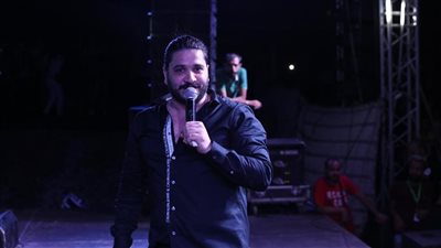 مصطفى حجاج يتألق بحفل كامل العدد في 