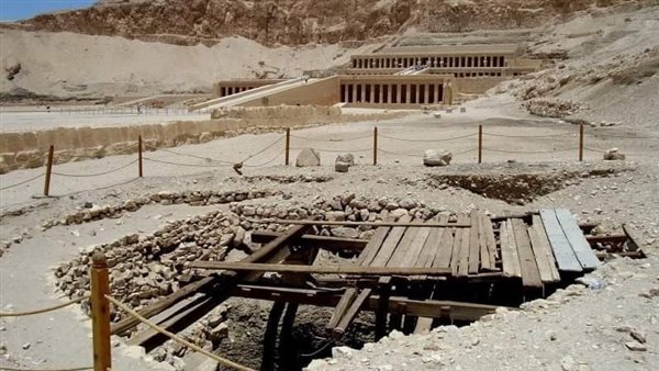 خبيئة كهنة أمون –