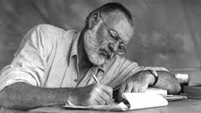 الكاتب إرنست هيمنجواي.. ملأ الدنيا إبداعًا وانتحر