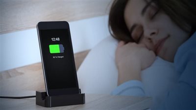  قد يؤدي إلى تشوهات عقلية..أضرار شحن الهاتف ليلًا