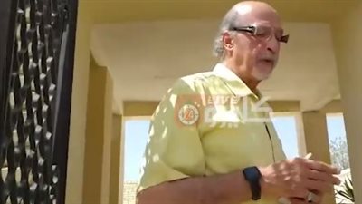 شقيق سمير غانم يطالب الجمهور بالدعاء لدلال عبد العزيز من أمام قبر الفنان الراحل (فيديو)