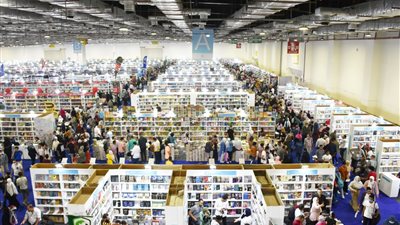 معرض القاهرة الدولي للكتاب يستقبل 90 ألف زائر في يومه الثاني