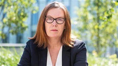 استقبال مطورة لقاح أسترازينيكا بالتصفيق والجلوس مكان الملوك خلال حفل البطولة الدولية للتنس (فيديو) 