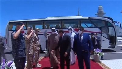 السيسي يقدم بن زايد أثناء افتتاح قاعدة 3 يوليو العسكرية