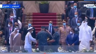 قائد القوات الجوية يسلم السيسي هدية خلال افتتاح قاعدة 3 يوليو البحرية