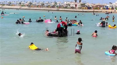 إقبال كثيف على شواطئ الغردقة هربًا من ارتفاع درجات الحرارة (صور)