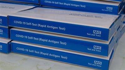 طلاب يستخدمون عصير البرتقال لتزييف اختبار فيروس كورونا ببريطانيا