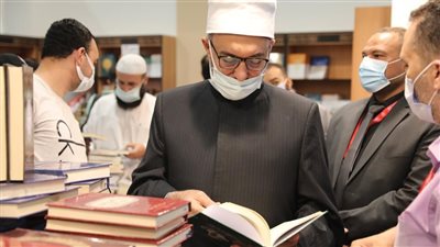 الأمين العام لمجمع البحوث الإسلامية يزور جناح الأزهر بمعرض الكتاب (صور)