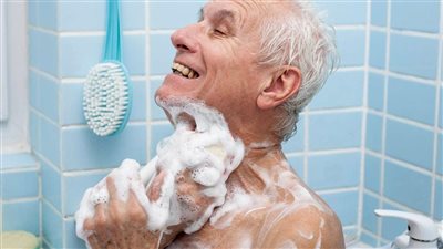 ما حكم غسل المرأة والد زوجها الكبير في السن؟.. 