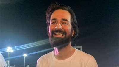 أحمد حاتم يحقق رقمًا قياسيًا في السباحة ويدخل موسوعة جينيس (صور)