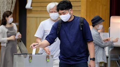 اليوم.. الناخبون في طوكيو يتوجهون إلى صناديق الاقتراع وسط مخاوف من عودة تفشي كورونا 