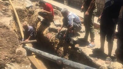 إصلاح كسر بخط المياه العمومي بأحد الشوارع الفرعية بالمنيا (صور)