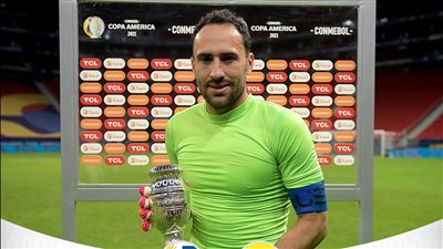 أوسبينا يحصل على جائزة الأفضل في مباراة كولومبيا وأوروجواي