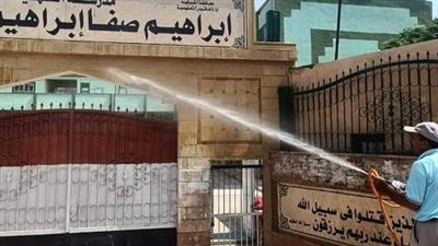 رش وتعقيم اللجان استعدادًا لامتحانات الثانوية العامة بالشرقية (صور)