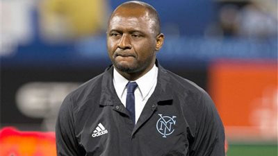 جنوى الإيطالي يعلن إقالة المدير الفني باتريك فييرا 