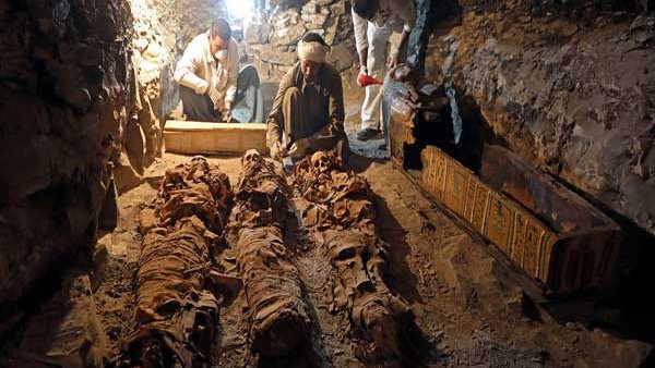 أفراد داخل مقبرة