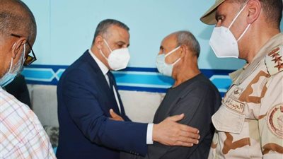 محافظ سوهاج يؤدي واجب العزاء لأسرة الشهيد 