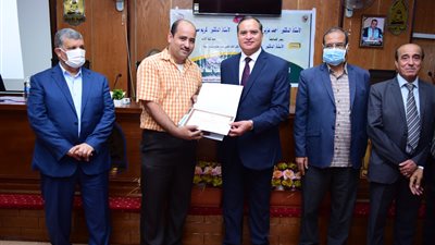 تكريم رواد كلية الآداب بسوهاج بحضور رئيس الجامعة (صور)