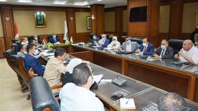 محافظ سوهاج يناقش الموقف التنفيذي لـ