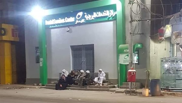 انتظار المسنين أمام