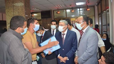 محافظ المنيا يتابع عمل منظومة اشتراطات البناء الجديدة بالمركز التكنولوجي