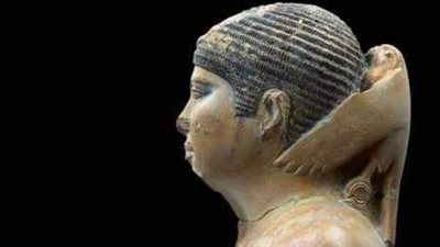 المتحف المصري بالتحرير يعرض تمثالًا لملك يرتدي باروكة شعر (صور)