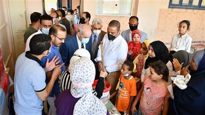 توقيع الكشف الطبي على 1400 حالة في 7 تخصصات خلال القافلة الشاملة في الفيوم (صور)