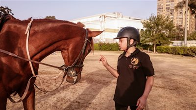 بعد 47 عملية وبتر قدمه.. بطل الفروسية يقهر السرطان (فيديو)