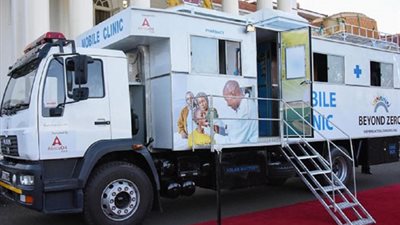 دولة إفريقية تطلق عيادات متنقلة لتسريع حملة التطعيم ضد فيروس كورونا