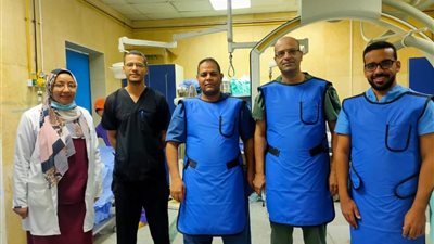 عمره 90 عاما.. فريق طبي بـ 