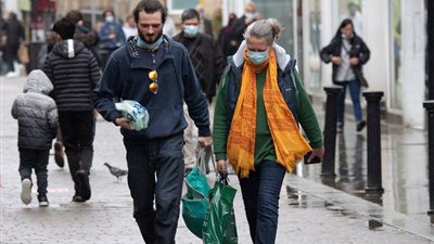 بريطانيا ترفع العزل الذاتي لمن هم أقل من 18 عامًا بدءًا من أغسطس المقبل