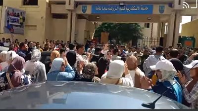 بالطبل البلدي والمزمار.. طلاب زراعة الإسكندرية يحتفلون بتخرجهم أمام الكلية 