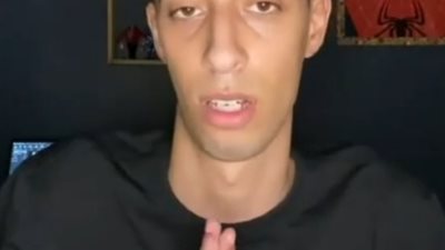 شاب يكشف معاناته من مرض ضمور العضلات (فيديو)