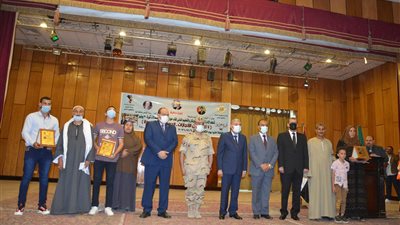 محافظ المنيا يشهد لقاءً حواريًا مع الشباب.. ويكرم عددًا من أسر الشهداء