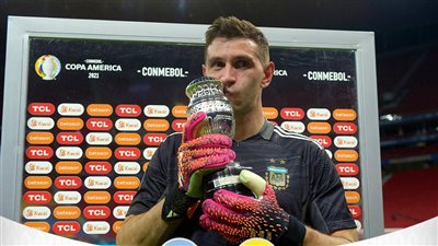 ايمليانو مارتينيز يحصل على جائزة الأفضل في مباراة الأرجنتين وكولومبيا