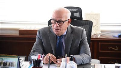 محافظ بورسعيد يناقش خطوات تحويل مدرسة تجارية إلى تمريض