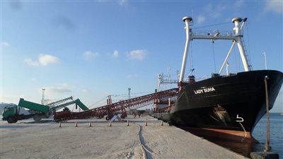 تصدير 4700 طن ملح إلى كرواتيا عبر ميناء العريش (صور)