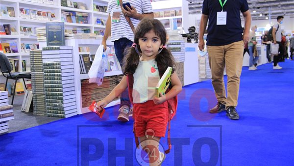 الطفلة تتجول بمعرض