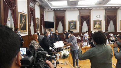 محافظ القاهرة يسلم أول تراخيص مشروعات الشباب للسيارات المتنقلة