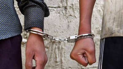 القبض على 3 طلاب متهمين بالتنمر على شخص من ذوي الاحتياجات الخاصة في المقطم 