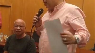 أشرف زكي يمنح شريف دسوقي شهادة تقدير باسم المعهد العالي للفنون المسرحية (فيديو)