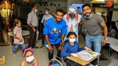 لاعبو سيراميكا كليوباترا وجهازه الفني يزورون مستشفى 75375 (صور)