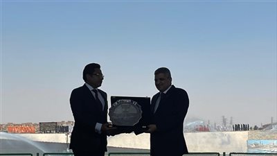 رئيس قناة السويس يسلم درع الهيئة للمحامي خالد أبو بكر