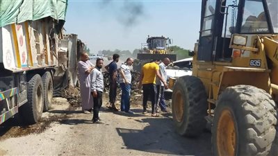 انقلاب سيارة نقل ثقيل على ميكروباص في المنوفية (صور)