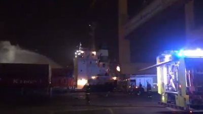 حكومة دبي: حريق سفينة جبل علي تحت السيطرة (فيديو)