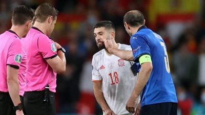 لقطة طريفة بين كيليني وجوردي ألبا في نصف نهائي يورو 2020