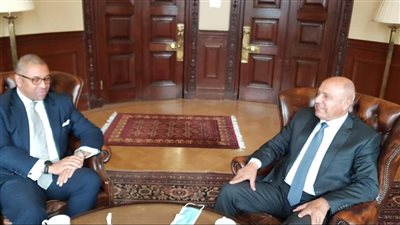 وزير النقل يلتقي مسئولًا بريطانيًا لبحث التعاون المشترك 
