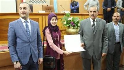 محافظ كفر الشيخ يشيد بقارئة القرآن في المؤتمر الإسلامي.. ويعلن تكريمها