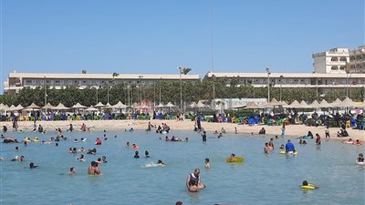 إقبال كبير من المواطنين على شواطئ الغردقة هربًا من حرارة الجو (صور)